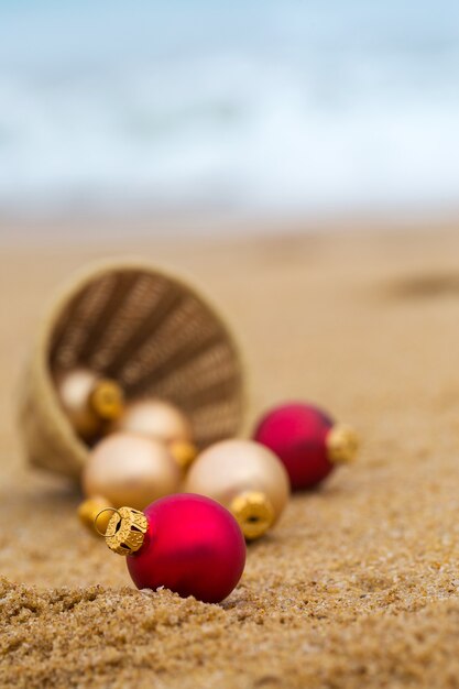 Bolas de Natal na areia da praia