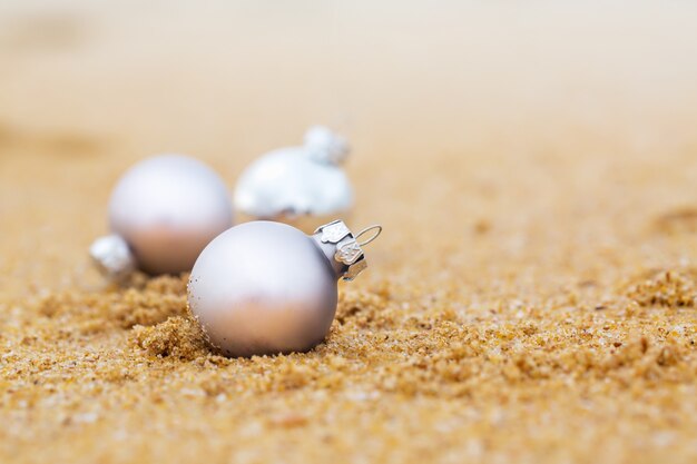 Bolas de natal na areia da praia