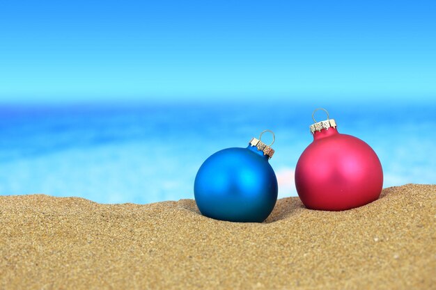 Bolas de Natal na areia da praia