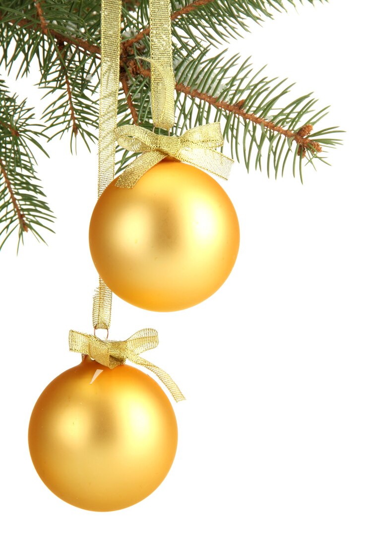 Foto bolas de natal na árvore do abeto, isoladas no branco