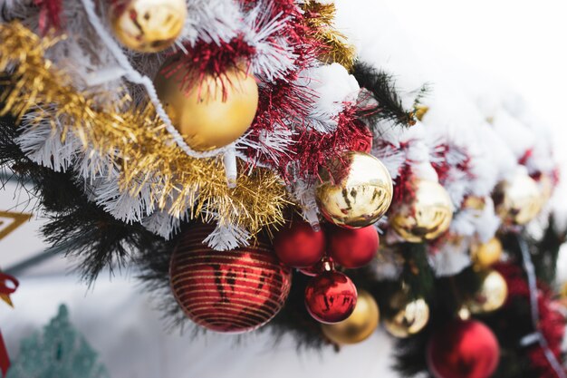 Bolas de Natal na árvore. Árvore de Natal decorada para o Natal. Decoração de Natal