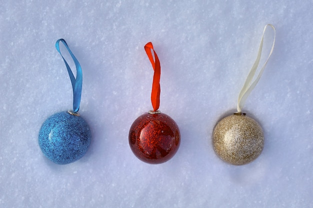 Bolas de natal na neve.