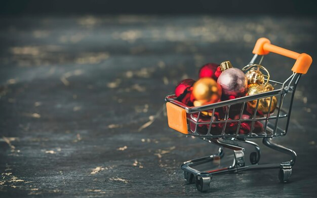 Bolas de Natal num mini carrinho de compras