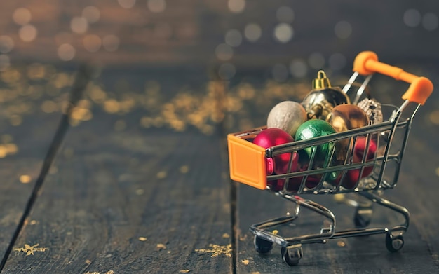 Bolas de Natal num mini carrinho de compras