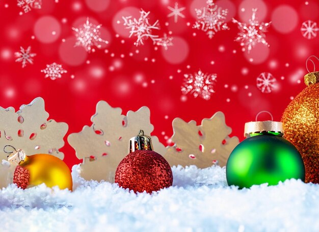 Bolas de Natal ou decorações na neve em um fundo de inverno brilhante