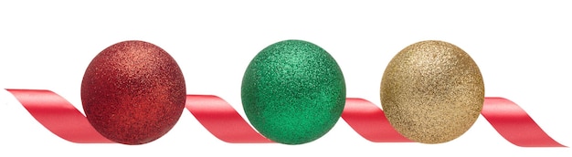 Bolas de Natal três multicoloridas com fita vermelha para presente em fundo branco isolado