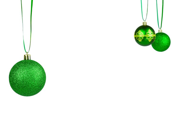 Foto bolas de natal verdes isoladas em um fundo branco decorações de natal