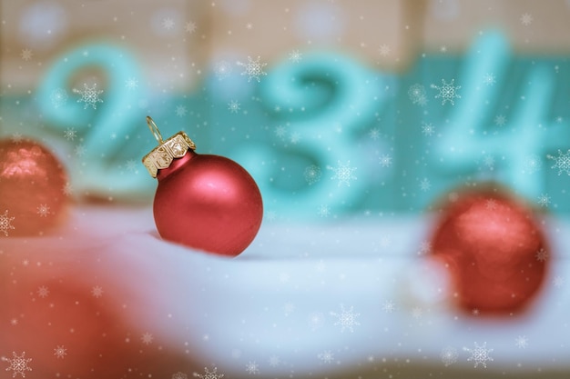 Bolas de Natal vermelhas com decoração em fundo brilhante com flocos de neve