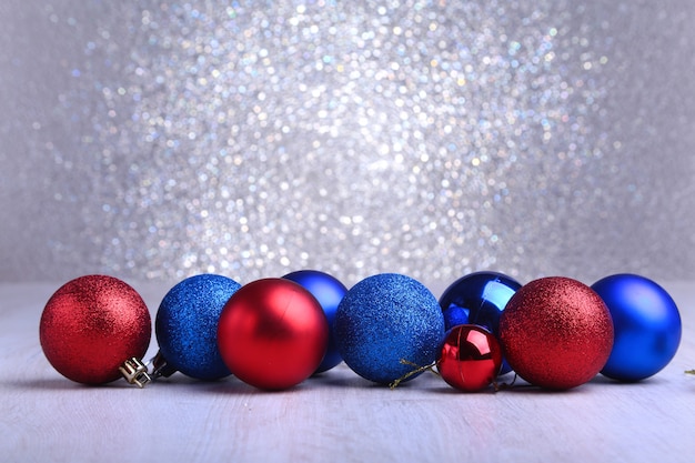 Bolas de Natal vermelhas e azuis isoladas em prata