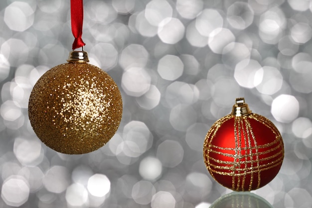 Bolas de Natal vermelhas e douradas em prata fundo desfocado