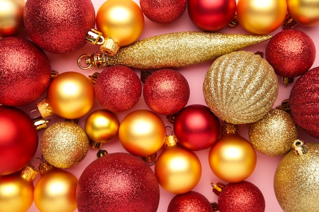 Bolas de natal vermelhas e douradas para decoração