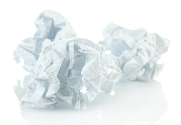 Bolas de papel amassadas isoladas em branco