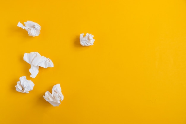 Bolas de papel amassado em amarelo. idéia de conceito e criativo