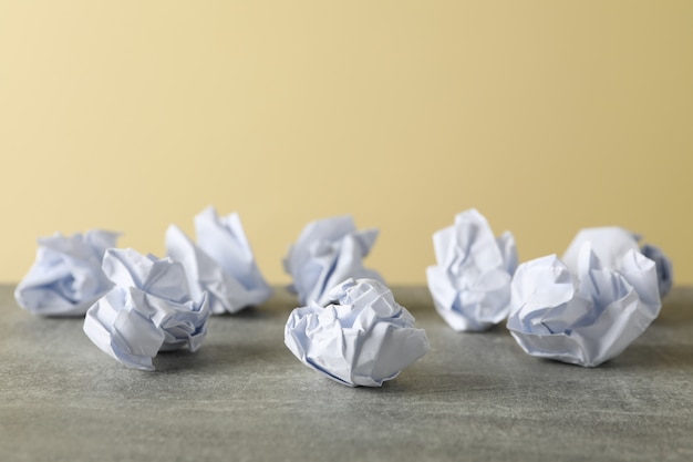 Bolas de papel na mesa cinza, espaço para texto