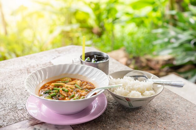 Bolas de peixe azedo sopa com feijão longo e arroz cozido na mesa, comida tailandesa