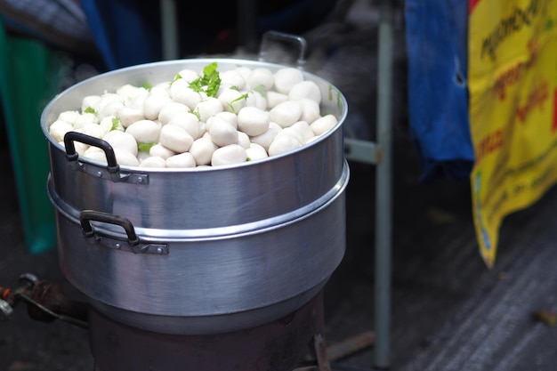 Bolas de peixe no vapor no mercado asiático de comida de rua