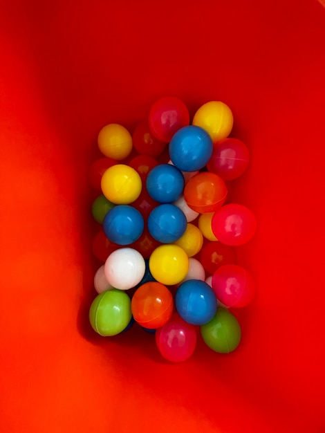 Bolas de plástico Clorful na sala de jogos infantil