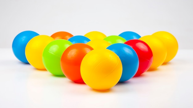 Bolas de plástico coloridas em branco