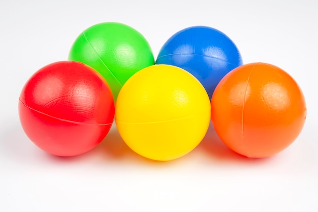 Bolas de plástico coloridas na superfície branca. itens de lazer e