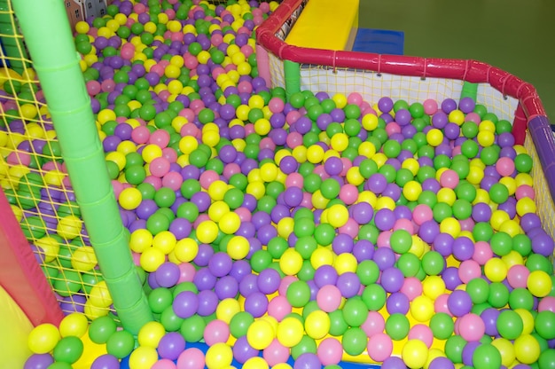 Foto bolas de plástico coloridas multicoloridas no playground, sinuca com bolas para o desenvolvimento infantil e jogos.