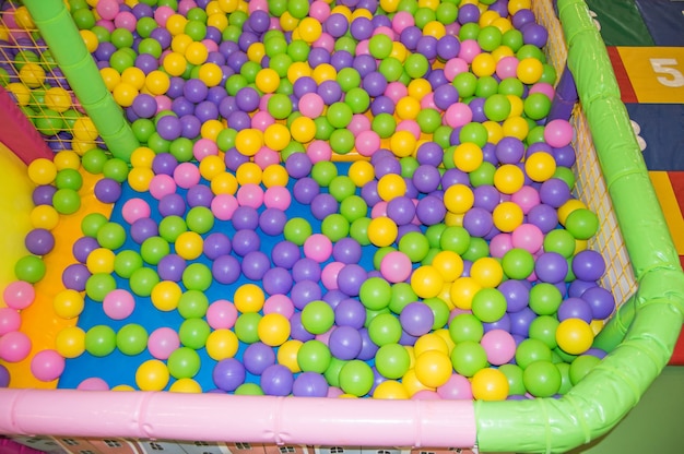 Bolas de plástico coloridas multicoloridas no playground, sinuca com bolas para o desenvolvimento infantil e jogos.