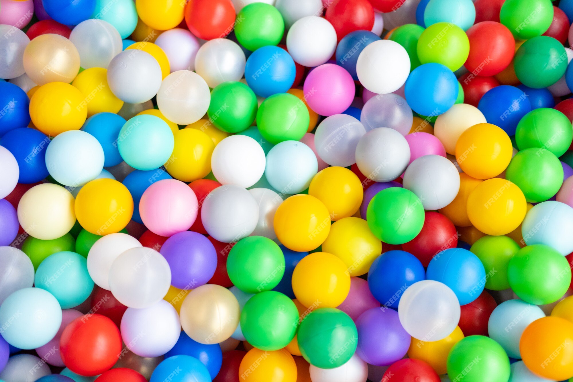 Bolas de plástico coloridas na grande piscina seca no centro de