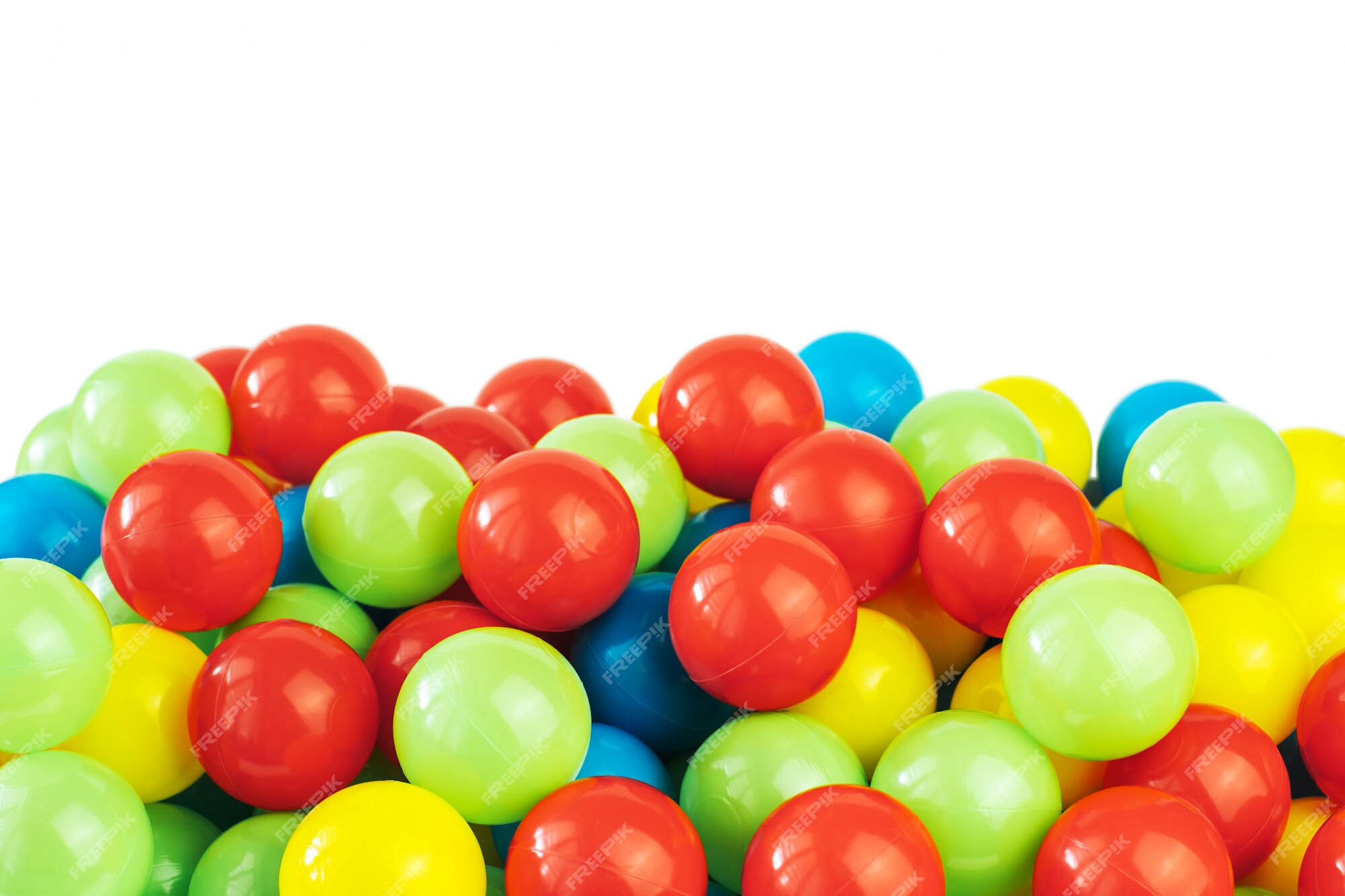 Fundo de muitas bolas coloridas de plástico na piscina de bolas em uma sala  de jogos para crianças