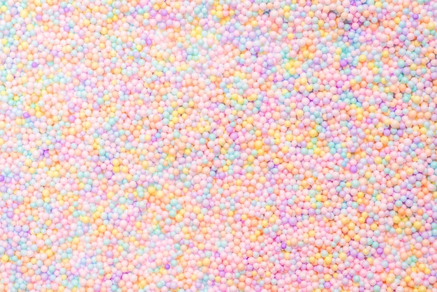 Foto bolas de plástico roxas, amarelas e azuis