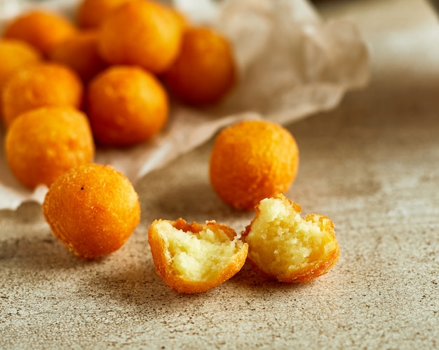 Bolas de queijo caseiro fresco na tábua de madeira