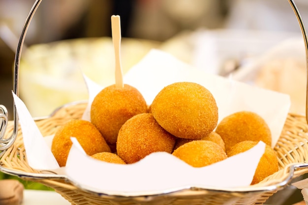 Bolas de queijo frito