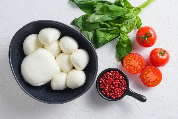 Bolas de queijo mussarela em tigela preta