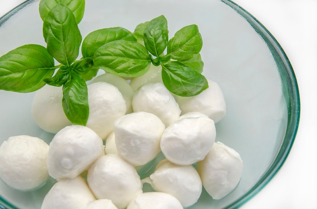 Bolas de queijo mussarela em uma tigela