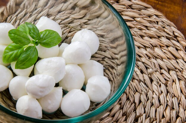 Bolas de queijo mussarela em uma tigela