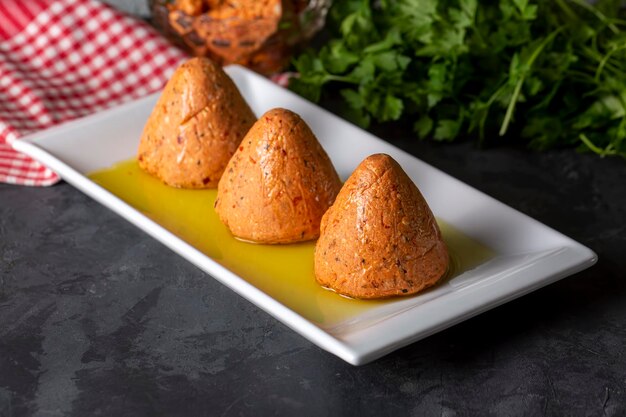 Bolas de queijo Surk picantes tradicionais turcas com azeite de oliva de Hatay, na Turquia, nome turco Surk peynir