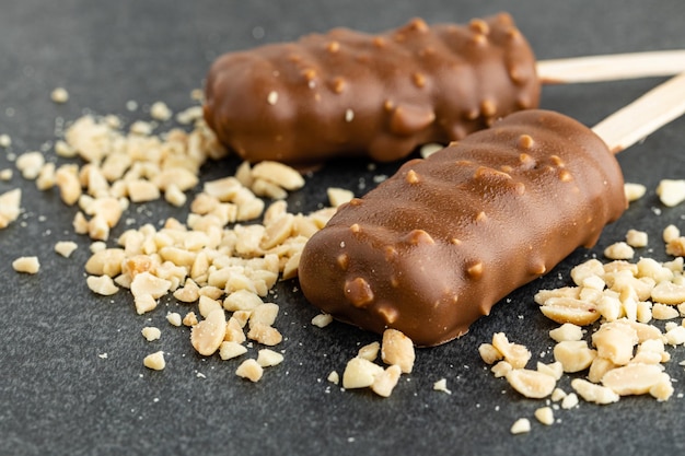 Bolas de sorvete de bolo de chocolate nos palitos