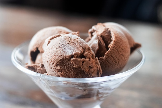 Bolas de sorvete de chocolate em um vaso