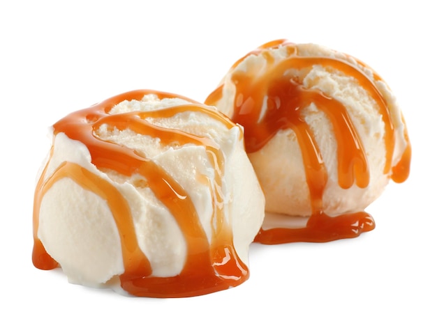 Bolas de sorvete delicioso com calda de caramelo no fundo branco