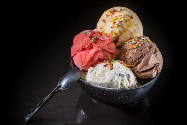 Bolas de sorvete, gelado em copo, sorvete misto em copo de sorvete