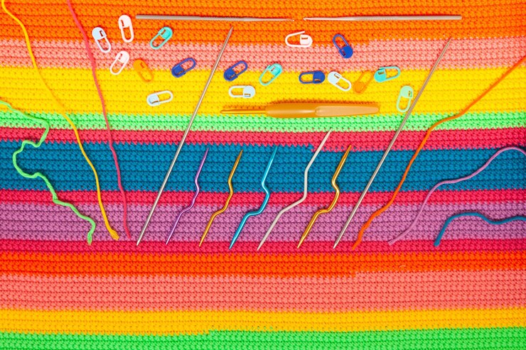 Foto bolas de tecido multicolor de tricô, fios multicolor de tecido, alfinetes de medição e agulhas de tricó