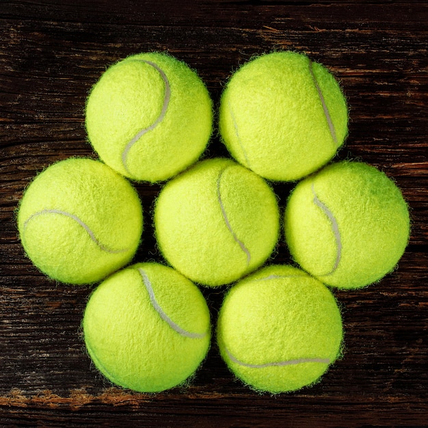 Bolas de tênis no conceito de esporte de fundo de madeira estilo rústico Foto Premium