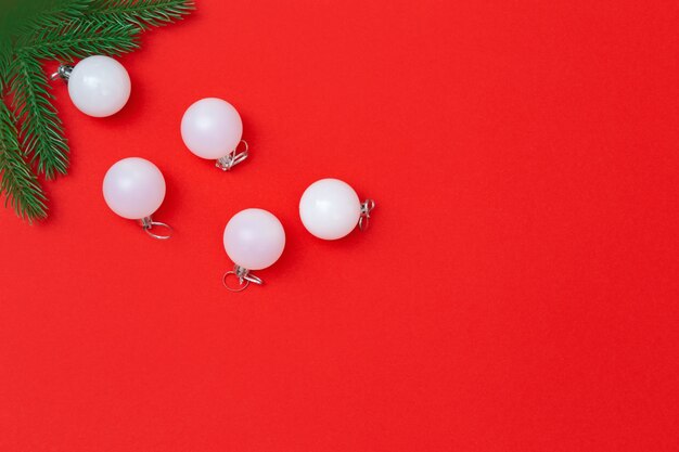 Bolas de vidro branco de ano novo e galhos de árvores de natal