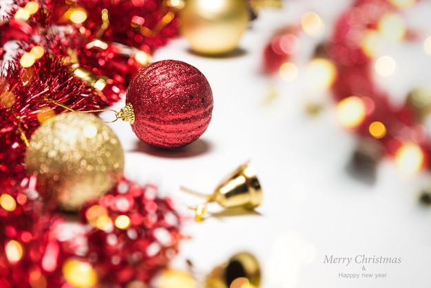 Foto bolas de decoración de navidad y adornos sobre fondo abstracto bokeh sobre fondo blanco. tarjeta de felicitación de fondo de vacaciones para navidad y año nuevo. feliz navidad