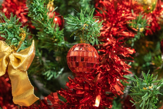 Bolas de decoración de Navidad y Año Nuevo colgando del árbol de Navidad