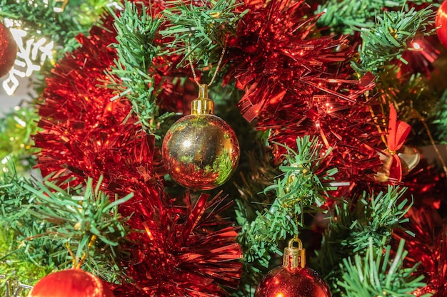 Bolas de decoración de Navidad y Año Nuevo colgando del árbol de Navidad