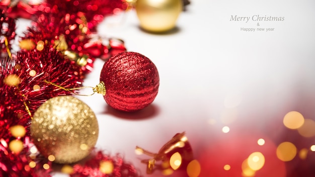 Bolas de decoración navideña y adornos sobre superficie blanca