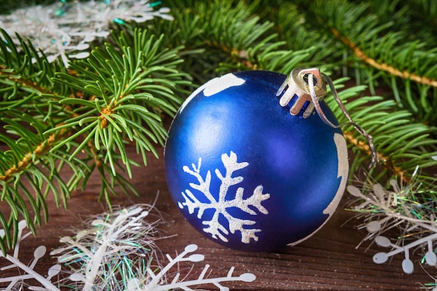 Bolas de decoración navideña en una decoración festiva de composición de año nuevo.