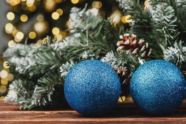 Bolas decorativas de natal contra o fundo desfocado da árvore de pinho