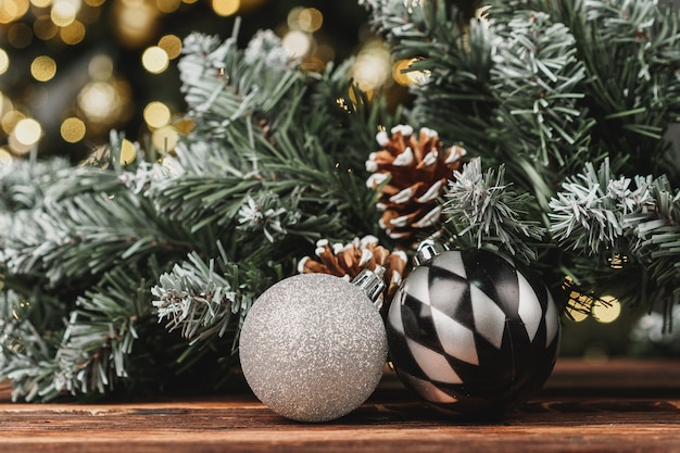 Bolas decorativas de Navidad contra el fondo borroso del árbol de pino