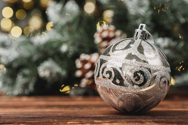 Foto bolas decorativas de navidad contra el fondo borroso del árbol de pino