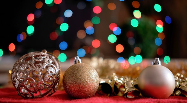 Foto bolas decorativas, sinos dourados para decorar a árvore de natal nas férias ou no natal, bokeh de luzes